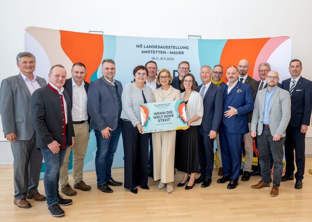 Landeshauptfrau Johanna Mikl-Leitner mit Vertreterinnen und Vertretern der Landesausstellung sowie Gemeindevertreter der LEADER-Region Moststraße (Foto: NLK Filzwieser)