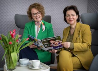 Mit Schwung in den Frühling – das neue Familienland*Magazin ist da! Familien-Landesrätin Christiane Teschl-Hofmeister mit Familienland Niederösterreich GmbH-Geschäftsführerin Barbara Trettler