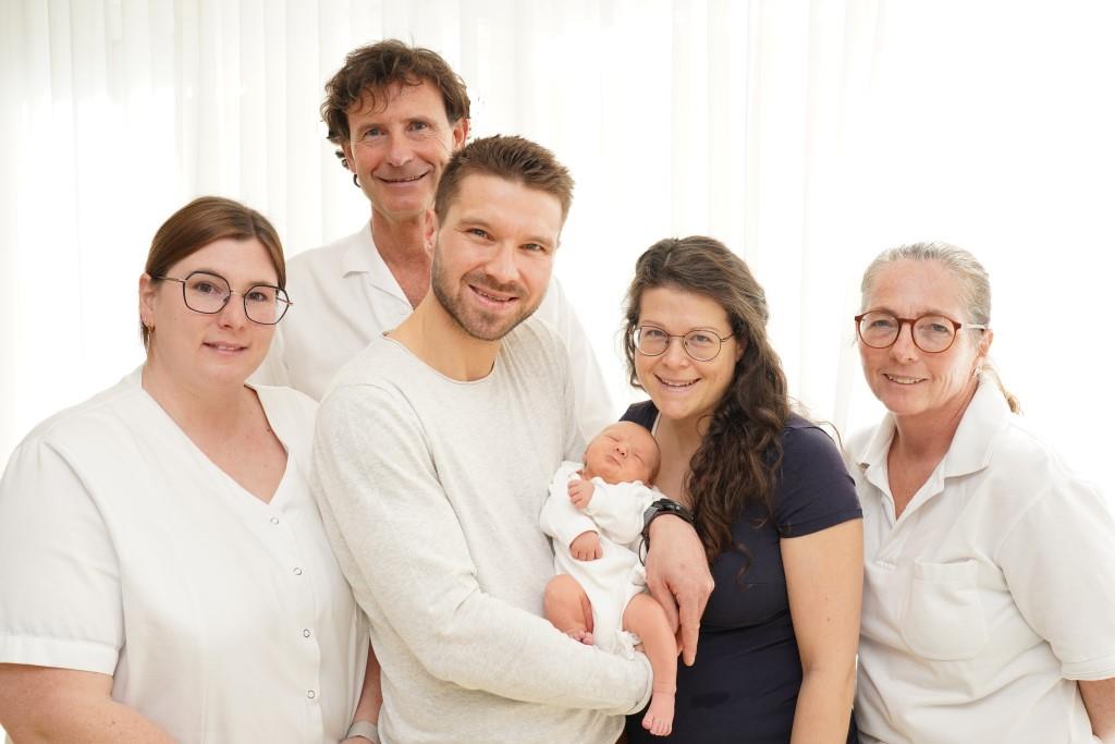 DGKP Kathrin Mayer, Patrick und Romina Theyer mit Tochter Elina, Hebamme Sabine Nescak und Prim. Dr. Andreas Pfligl