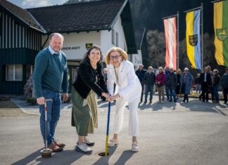 Muggendorf: Offizielle Inbetriebnahme der „Quelle Naßtal“ Bei der Inbetriebnahme der neuen Wasserversorgungsanlage „Quelle Naßtal“ in Muggendorf „drehen sie den Wasserhahn auf“: Landeshauptfrau Johanna Mikl-Leitner und Bürgermeisterin Elisabeth Hollinger mit Vizebürgermeister und Wassermeister Michael Gschaider (Foto: NLK Pfeffer)