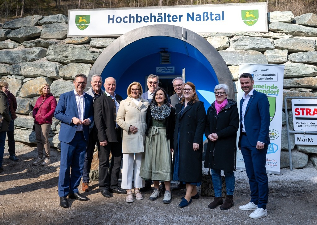 Landeshauptfrau Johanna Mikl-Leitner mit Bürgermeisterin Elisabeth Hollinger (Mitte) sowie Landtagsabgeordneter Matthias Zauner (li. außen) mit den Bürgermeisterinnen und Bürgermeistern der Region (Foto: NLK Pfeffer)