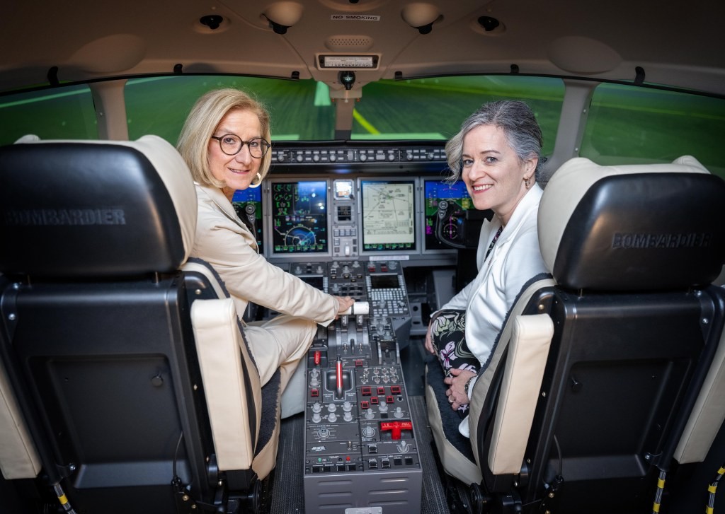 Landeshauptfrau Johanna Mikl-Leitner und die kanadische Botschafterin Alison Grant im Flugsimulator des CAE Vienna Training Center am Flughafen Wien-Schwechat (Foto: NLK Khittl)