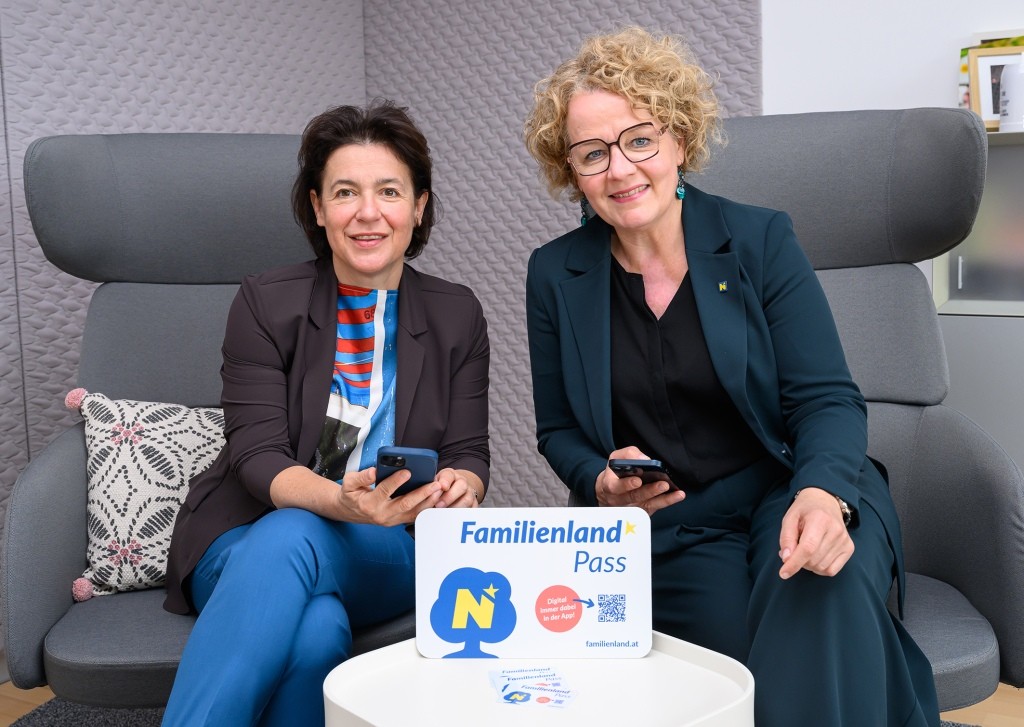 Familien-Landesrätin Christiane Teschl-Hofmeister und Familienland Niederösterreich GmbH-Geschäftsführerin Barbara Trettler freuen sich über die attraktiven Angebote des NÖ Familienland*Passes (Foto: NLK Burchhart)