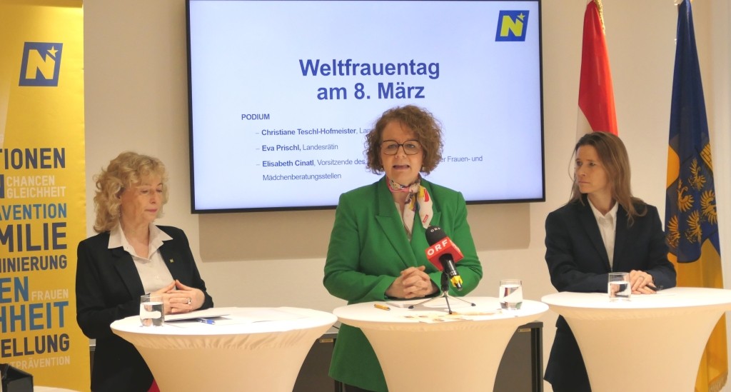 (v.l.n.r.): Landesrätin Eva Prischl, Landesrätin Christiane Teschl-Hofmeister und Elisabeth Cinatl bei der Pressekonferenz zum Welt-Frauentag am 8. März (Foto: Thomas Resch)