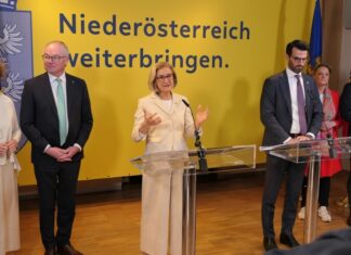 Mikl-Leitner und Landbauer informierten zur Regierungsklausur in Wolkersdorf Landeshauptfrau Johanna Mikl-Leitner und LH-Stellvertreter Udo Landbauer informierten in Wolkersdorf zu den Ergebnissen der Regierungsklausur (Foto: Thomas Resch)