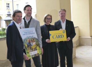 Saisonstart 2026/27 für die Niederösterreich-CARD (v.l.n.r.): Reinhard Karl, stellvertretender Generaldirektor der Raiffeisenlandesbank Niederösterreich-Wien, NÖ-CARD Geschäftsführer Klemens Wögerer, Landeshauptfrau Johanna Mikl-Leitner und Michael Duscher, Geschäftsführer der Niederösterreich Werbung freuen sich auf die neue Saison der Niederösterreich-CARD (Foto: Thomas Resch)
