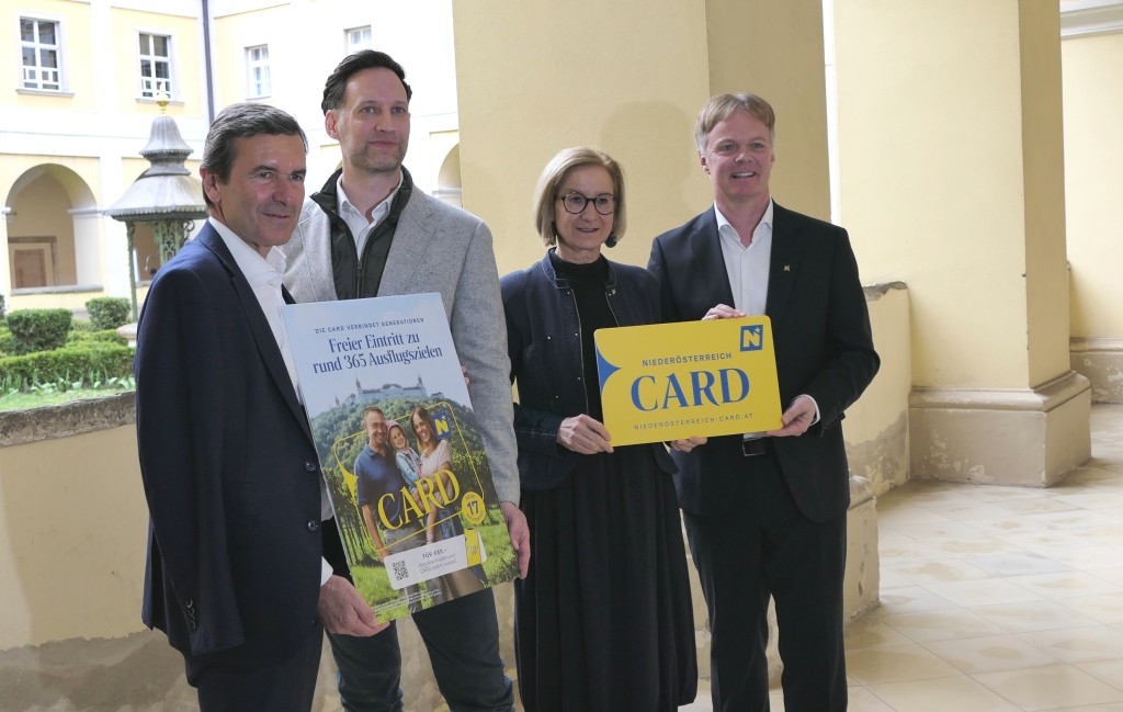 (v.l.n.r.): Reinhard Karl, stellvertretender Generaldirektor der Raiffeisenlandesbank Niederösterreich-Wien, NÖ-CARD Geschäftsführer Klemens Wögerer, Landeshauptfrau Johanna Mikl-Leitner und Michael Duscher, Geschäftsführer der Niederösterreich Werbung freuen sich auf die neue Saison der Niederösterreich-CARD (Foto: Thomas Resch)