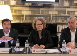 NÖ: Gemeinnütziger Wohnbau als starker Wirtschaftsmotor (v.l.n.r.): Christian Rädler, Obmann der NÖ Landesgruppe der Gemeinnützigen Bauvereinigungen (GBV), NÖ Wohnbau-Landesrätin Christiane Teschl-Hofmeister und Mag. Dr. Wolfgang Schwarzbauer (Eco Austria) bei der Pressekonferenz in Wien (Foto: Thomas Resch)