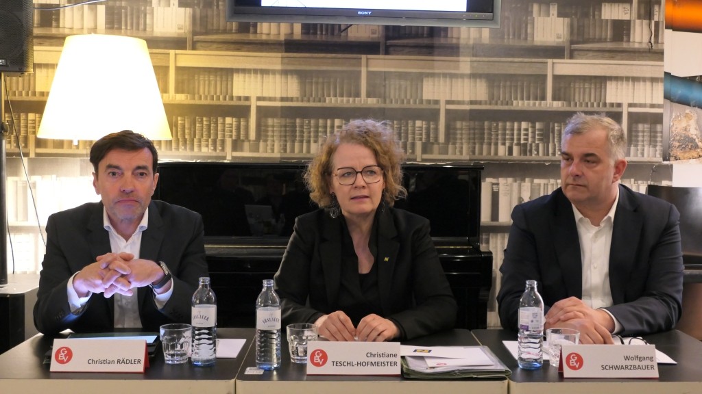 (v.l.n.r.): Christian Rädler, Obmann der NÖ Landesgruppe der Gemeinnützigen Bauvereinigungen (GBV), NÖ Wohnbau-Landesrätin Christiane Teschl-Hofmeister und Mag. Dr. Wolfgang Schwarzbauer (Eco Austria) bei der Pressekonferenz in Wien (Foto: Thomas Resch)