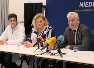 NÖ: Hämatologisches Tumorboard präsentiert (v.l.n.r.): Prim. Josef Singer, NÖ LGA Vorständin Elisabeth Bräutigam und Landesrat Anton Kasser bei der Präsentation des hämatologisches Tumorboards im Universitätsklinikum St. Pölten (Foto: Thomas Resch)