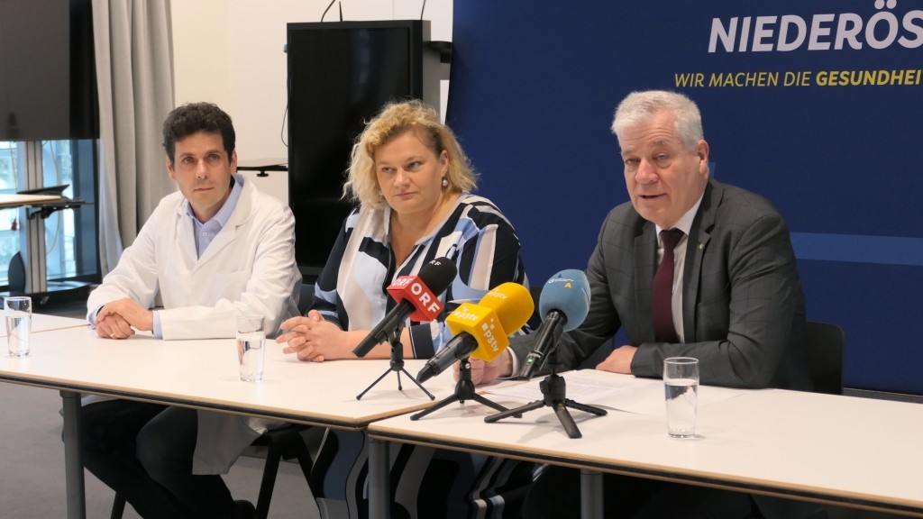 (v.l.n.r.): Prim. Josef Singer, NÖ LGA Vorständin Elisabeth Bräutigam und Landesrat Anton Kasser bei der Präsentation des hämatologisches Tumorboards im Universitätsklinikum St. Pölten (Foto: Thomas Resch)