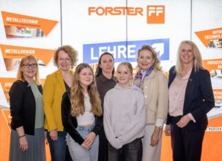 Girls‘ Day am 23. April 2026 in Niederösterreich (v.l.n.r.): AMS-NÖ-Landesgeschäftsführerin Sandra Kern, Bildungslandesrätin Christiane Teschl-Hofmeister, Pamela Forster, Geschäftsführerin Forster Holding, Michaela Roither, Geschäftsführerin der Industriellenvereinigung Niederösterreich und die Landesvorsitzende von Frau in der Wirtschaft Vera Sares mit 2 Schülerinnen der MS Wolfsbach (Foto: NLK Filzwieser)
