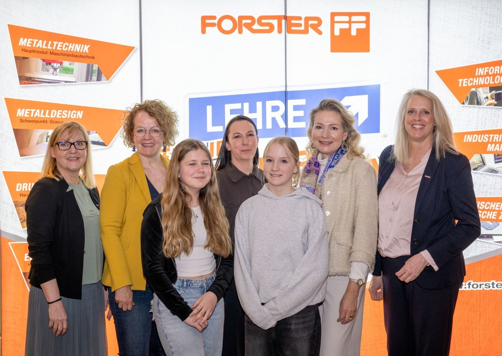 (v.l.n.r.): AMS-NÖ-Landesgeschäftsführerin Sandra Kern, Bildungslandesrätin Christiane Teschl-Hofmeister, Pamela Forster, Geschäftsführerin Forster Holding, Michaela Roither, Geschäftsführerin der Industriellenvereinigung Niederösterreich und die Landesvorsitzende von Frau in der Wirtschaft Vera Sares mit 2 Schülerinnen der MS Wolfsbach (Foto: NLK Filzwieser)