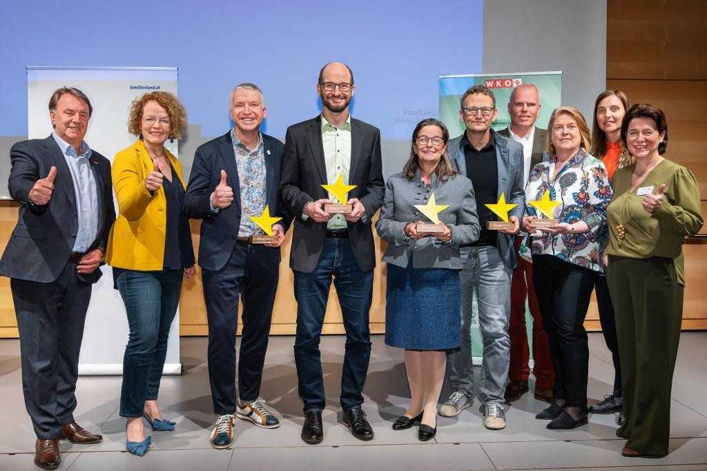 (v.l.n.r.): WKNÖ-Präsident Wolfgang Ecker, Familien-Landesrätin Christiane Teschl-Hofmeister, Thomas Knapp (IT-Managment & Coaching GmbH), Andreas Pleil (electrify GmbH), Sabine Siegl-Amerer (Karl Landsteiner Privatuniversität), Alexander Hochauer (Windkraft Simonsfeld AG), Michael Hasenöhrl und Barbara Komarek (NÖVOG), Direktor-Stellvertreterin der WKNÖ Maria Gindl und Familienland Niederösterreich GmbH-Geschäftsführerin Barbara Trettler