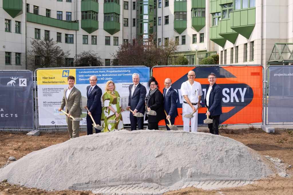 (v.l.n.r.): Gregor Dober (Amt der NÖ Landesregierung, Abteilung Landeshochbau), Geschäftsführer der Gesundheit Waldviertel GmbH Andreas Reifschneider, Vorständin NÖ LGA Elisabeth Bräutigam, Landesrat Anton Kasser, Pflegedirektorin LK Horn-Allentsteig Elisabeth Klang, Kaufmännischer Direktor LK Horn-Allentsteig und LK Gmünd-Waidhofen/Thaya-Zwettl Franz Huber, stv. Ärztlicher Direktor LK Horn-Allentsteig Helmut Bäck und Abgeordneter zum NÖ Landtag Franz Linsbauer beim Spatenstich in Horn (Foto: NÖ LGA / Robert Herbst)