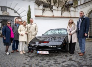 Schallaburg: Ausstellung „80er – Grenzen waren gestern.“ eröffnet (v.l.n.r.): Kaufmännische Geschäftsführerin Gabriele Langer, Hermann Dikowitsch, Leiter der Abteilung Kunst und Kultur des Landes Niederösterreich, Landeshauptfrau Johanna Mikl-Leitner, Operativer Geschäftsführer Erwin Klissenbauer, Landtagsabgeordnete Silke Dammerer und Bürgermeister Martin Berger mit K.I.T.T. bei der Eröffnung auf der Schallaburg (Foto: NLK Pfeffer)