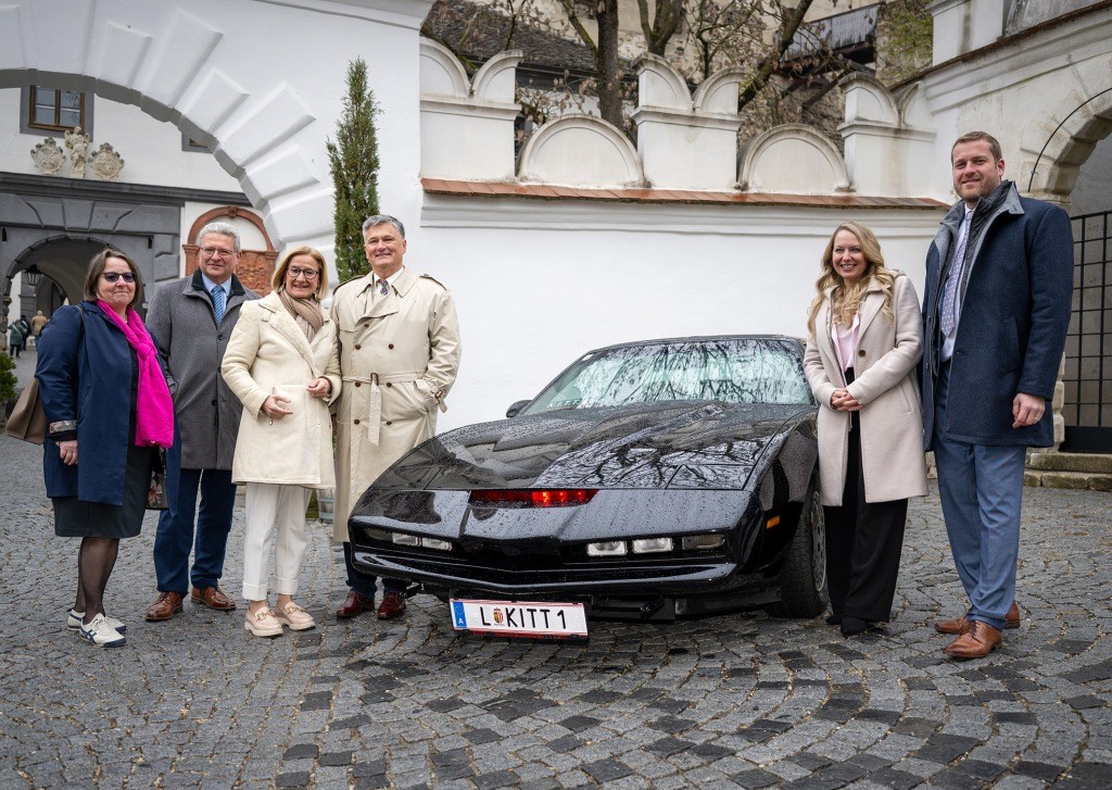 (v.l.n.r.): Kaufmännische Geschäftsführerin Gabriele Langer, Hermann Dikowitsch, Leiter der Abteilung Kunst und Kultur des Landes Niederösterreich, Landeshauptfrau Johanna Mikl-Leitner, Operativer Geschäftsführer Erwin Klissenbauer, Landtagsabgeordnete Silke Dammerer und Bürgermeister Martin Berger mit K.I.T.T. bei der Eröffnung auf der Schallaburg (Foto: NLK Pfeffer)