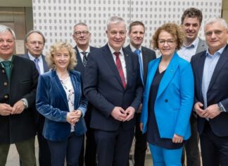 Bilanz: Ein Jahr Gesundheitsplan 2040+ Bilanz zu „1 Jahr Gesundheitsplan 2040+“: (v.l.n.r.) Markus Klamminger (Vorsitzender Expertengremium), Herbert Frank (Vorsitzender des Landessanitätsrats), Landesrätin Eva Prischl, Ärztekammer-Präsident Harald Schlögel, Landesrat Anton Kasser, Gottfried Haber (Universität Krems), Landesrätin Christiane Teschl-Hofmeister, Florian Hengel (ÖGK) und Landesrat Martin Antauer (Foto: NLK Khittl)