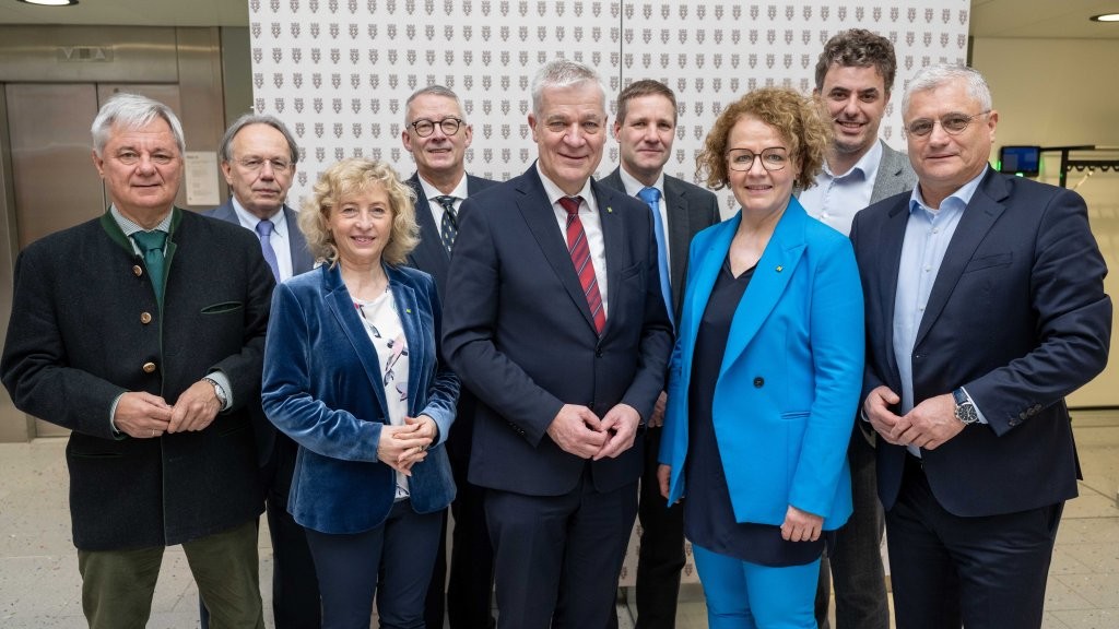 Bilanz zu „1 Jahr Gesundheitsplan 2040+“: (v.l.n.r.) Markus Klamminger (Vorsitzender Expertengremium), Herbert Frank (Vorsitzender des Landessanitätsrats), Landesrätin Eva Prischl, Ärztekammer-Präsident Harald Schlögel, Landesrat Anton Kasser, Gottfried Haber (Universität Krems), Landesrätin Christiane Teschl-Hofmeister, Florian Hengel (ÖGK) und Landesrat Martin Antauer (Foto: NLK Khittl)