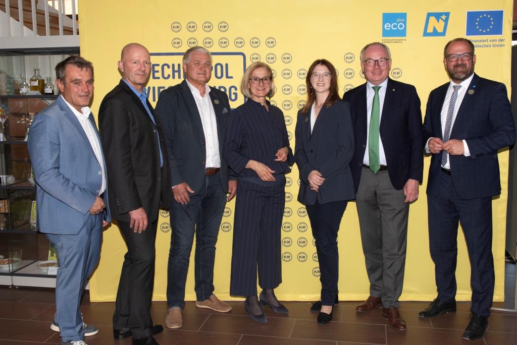 (v.l.n.r.): LAbg. Anton Erber, ecoplus Prokurist Claus Zeppelzauer, Heinz-Peter Allmer (Werksgruppenleiter Verbund Hydro Power), Landeshauptfrau Johanna Mikl-Leitner, Martina Krütinar (Verbund Hydro Power), Landeshauptfrau-Stellvertreter Stephan Pernkopf und ecoplus Prokurist Bernhard Ebner
