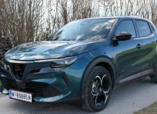 Alfa Romeo Junior Ibrida „Speciale“ im Test Der Alfa Romeo Junior Ibrida Speciale besticht im Guten Tag Österreich Autotest durch den exklusiven Progresso-Kühlergrill und sportliche 18-Zoll-Felgen (Foto: Thomas Resch)