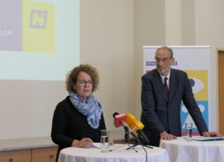 Akademie im Klassenzimmer: Initiative für NÖ Berufsschulen präsentiert Landesrätin Christiane Teschl-Hofmeister und Heinz Faßmann, Präsident der Österreichischen Akademie der Wissenschaften bei der Pressekonferenz zur Initiative „Akademie im Klassenzimmer“, die im Juni 2026 in den Landesberufsschulen in Niederösterreich startet (Foto: Thomas Resch)