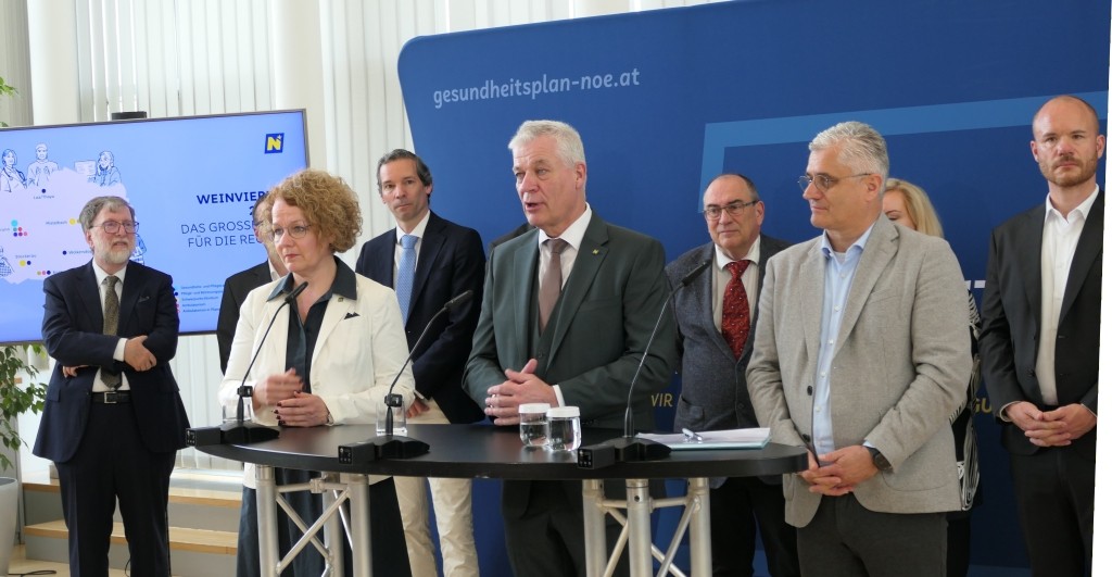 Landesrätin Christiane Teschl-Hofmeister, Landesrat Anton Kasser und Landesrat Martin Antauer präsentierten mit den Expertinnen und Experten den neuen Klinikstandort Stockerau (Foto: Thomas Resch)