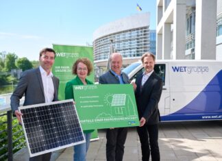 WETgruppe: Pilotprojekt für Gemeinschafts-PV startet (v.l.n.r.): Christian Rädler, Geschäftsführer der WETgruppe, Wohnbau-Landesrätin Christiane Teschl-Hofmeister mit Anton Hechtl und Matthias Zawichowski von ÖKOSTROM.KOLLEKTIV eGen (Foto: NLK Pfeiffer)