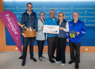 Fünfter Rad-Genuss-Tag am 2. Mai 2026 im Triestingtal (v.l.n.r.): Marcus Linford, Geschäftsführer Wienerwald Tourismus GmbH, ecoplus Prokuristin Petra Patzelt, LAbg. Christoph Kainz, Landeshauptfrau Johanna Mikl-Leitner und Bürgermeister Josef Balber, Obmann LEADER-Region Triestingtal+ (Foto: NLK Burchhart)