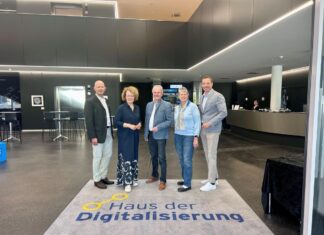 ecoplus Haus der Digitalisierung startet neues Angebot (v.l.n.r.): ecoplus Prokurist und Geschäftsführer ecoplus Haus der Digitalisierung Claus Zeppelzauer, Senioren-Landesrätin Christiane Teschl-Hofmeister, Landtagspräsident und NÖ Senioren Landesobmann Karl Wilfing, Bezirksobfrau der NÖ Senioren Bezirk Waidhofen an der Thaya Luise Maria Strobl und Geschäftsführer ecoplus Haus der Digitalisierung Lukas Reutterer (Foto: ecoplus Digital)