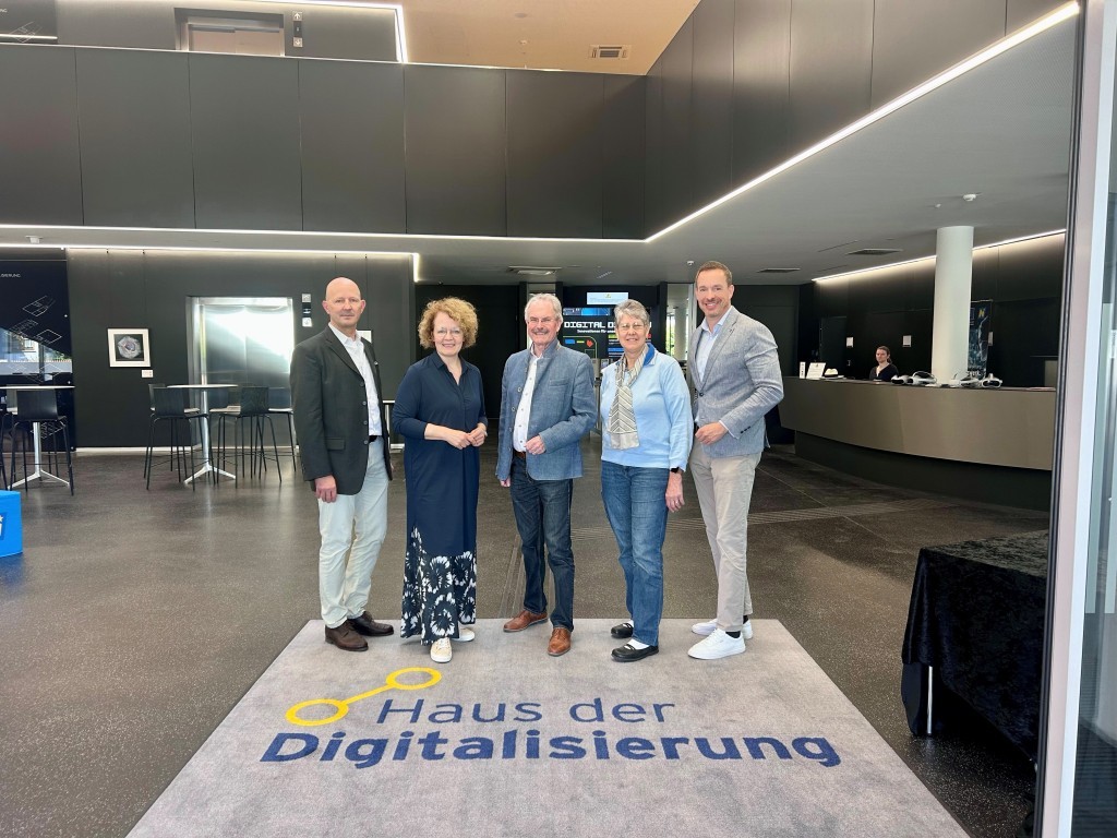 (v.l.n.r.): ecoplus Prokurist und Geschäftsführer ecoplus Haus der Digitalisierung Claus Zeppelzauer, Senioren-Landesrätin Christiane Teschl-Hofmeister, Landtagspräsident und NÖ Senioren Landesobmann Karl Wilfing, Bezirksobfrau der NÖ Senioren Bezirk Waidhofen an der Thaya Luise Maria Strobl und Geschäftsführer ecoplus Haus der Digitalisierung Lukas Reutterer (Foto: ecoplus Digital)