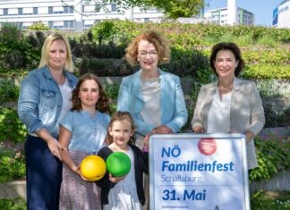 Schallaburg: Spaß und Action beim NÖ Familienfest am 31. Mai (v.l.n.r.): Janine Hollaus mit ihren Töchtern Caroline und Theresa, Familien-Landesrätin Christiane Teschl-Hofmeister und Familienland Niederösterreich GmbH-Geschäftsführerin Barbara Trettler (Foto: NLK Filzwieser)