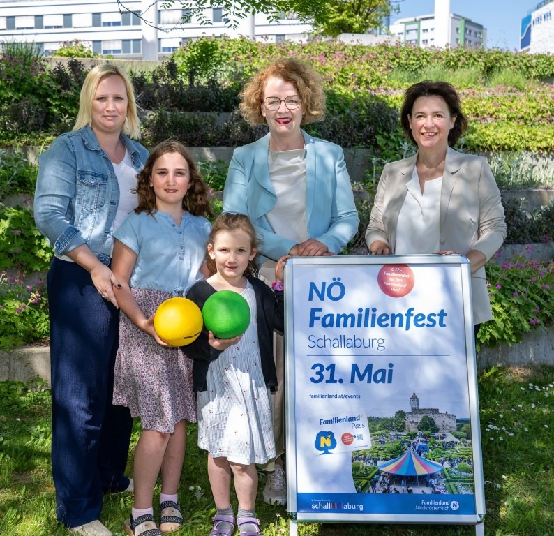 (v.l.n.r.): Janine Hollaus mit ihren Töchtern Caroline und Theresa, Familien-Landesrätin Christiane Teschl-Hofmeister und Familienland Niederösterreich GmbH-Geschäftsführerin Barbara Trettler (Foto: NLK Filzwieser)
