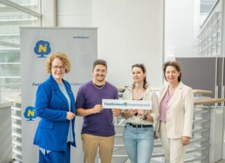 „Basiskurs Pädagogik“ bildet angehende Freizeitbetreuer:innen aus (v.l.n.r.): Familien-Landesrätin Christiane Teschl-Hofmeister mit den Kursteilnehmern Dowsen Moser und Lisa Dietzl sowie Barbara Trettler, Geschäftsführerin der Familienland Niederösterreich GmbH
