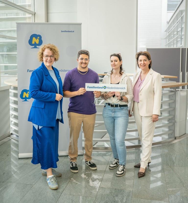 (v.l.n.r.): Familien-Landesrätin Christiane Teschl-Hofmeister mit den Kursteilnehmern Dowsen Moser und Lisa Dietzl sowie Barbara Trettler, Geschäftsführerin der Familienland Niederösterreich GmbH