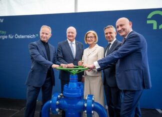 Wittau: Offizieller Startschuss für Gasproduktion (v.l.n.r.): OMV-CEO Alfred Stern, Bundeskanzler Christian Stocker, Landeshauptfrau Johanna Mikl-Leitner, Wirtschaftsminister Wolfgang Hattmannsdorfer und OMV-Vorstand Berislav Gaso beim offiziellen Startschuss für die Gasproduktion in Wittau (Foto: NLK Pfeffer)