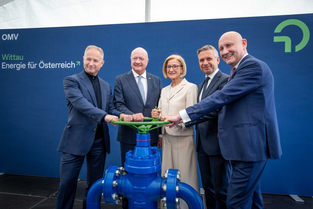 (v.l.n.r.): OMV-CEO Alfred Stern, Bundeskanzler Christian Stocker, Landeshauptfrau Johanna Mikl-Leitner, Wirtschaftsminister Wolfgang Hattmannsdorfer und OMV-Vorstand Berislav Gaso beim offiziellen Startschuss für die Gasproduktion in Wittau (Foto: NLK Pfeffer)