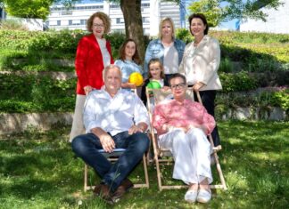 Tag der Familie: Niederösterreich stärkt Familien in all ihrer Vielfalt (v.l.n.r.): Familien-Landesrätin Christiane Teschl-Hofmeister, Mama Janine Hollaus mit ihren Töchtern Caroline und Theresa, Familienland Niederösterreich GmbH-Geschäftsführerin Barbara Trettler sowie die Großeltern Ernst und Susanne Oberndorfer (Foto: NLK Filzwieser)