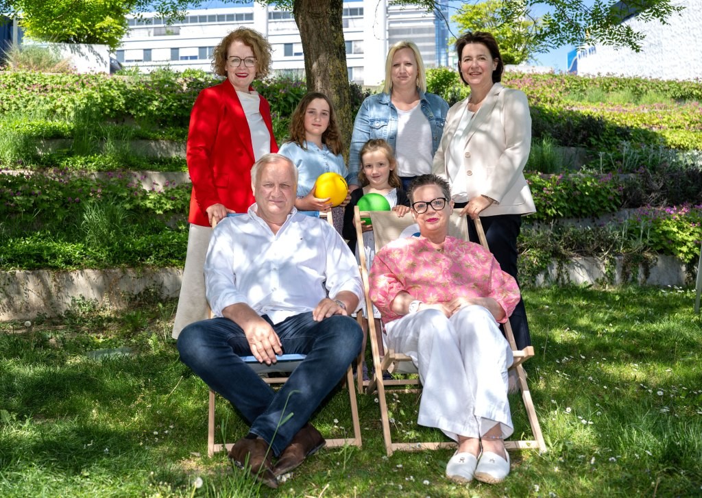 (v.l.n.r.): Familien-Landesrätin Christiane Teschl-Hofmeister, Mama Janine Hollaus mit ihren Töchtern Caroline und Theresa, Familienland Niederösterreich GmbH-Geschäftsführerin Barbara Trettler sowie die Großeltern Ernst und Susanne Oberndorfer (Foto: NLK Filzwieser)