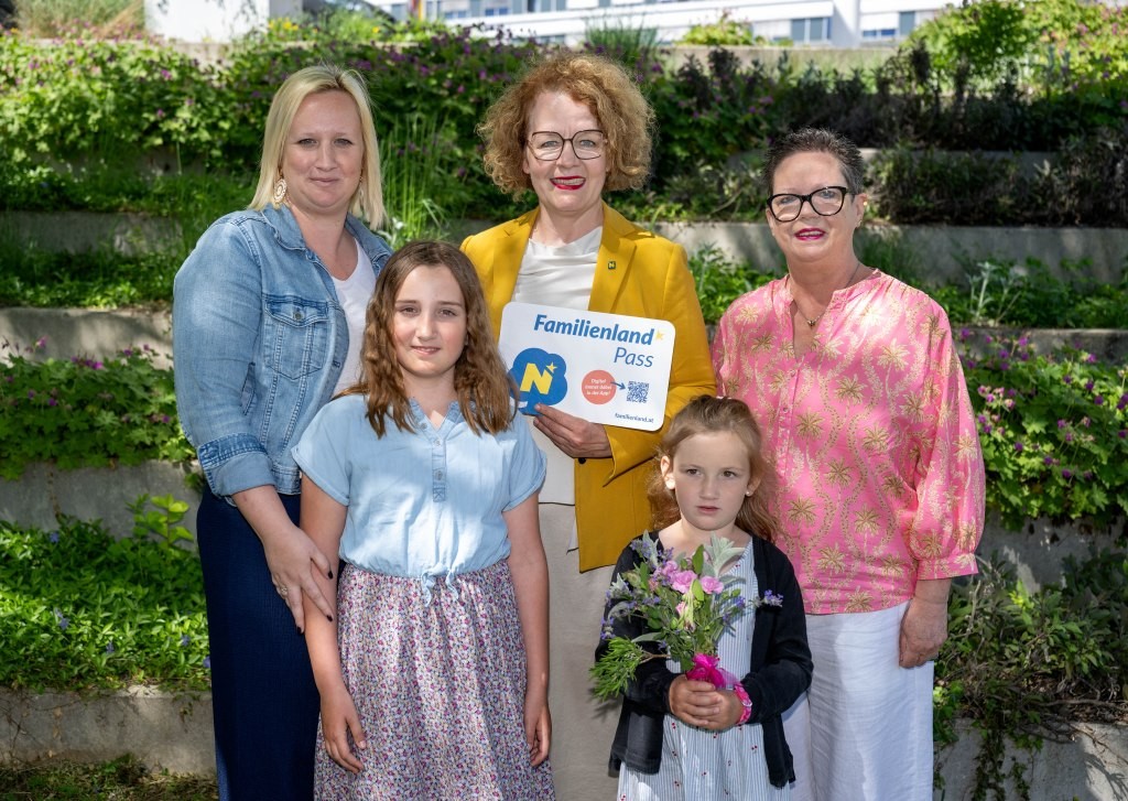 (v.l.n.r.): Mama Janine Hollaus mit ihren Töchtern Caroline und Theresa, Familien-Landesrätin Christiane Teschl-Hofmeister sowie Oma Susanne Oberndorfer (Foto: NLK Filzwieser)