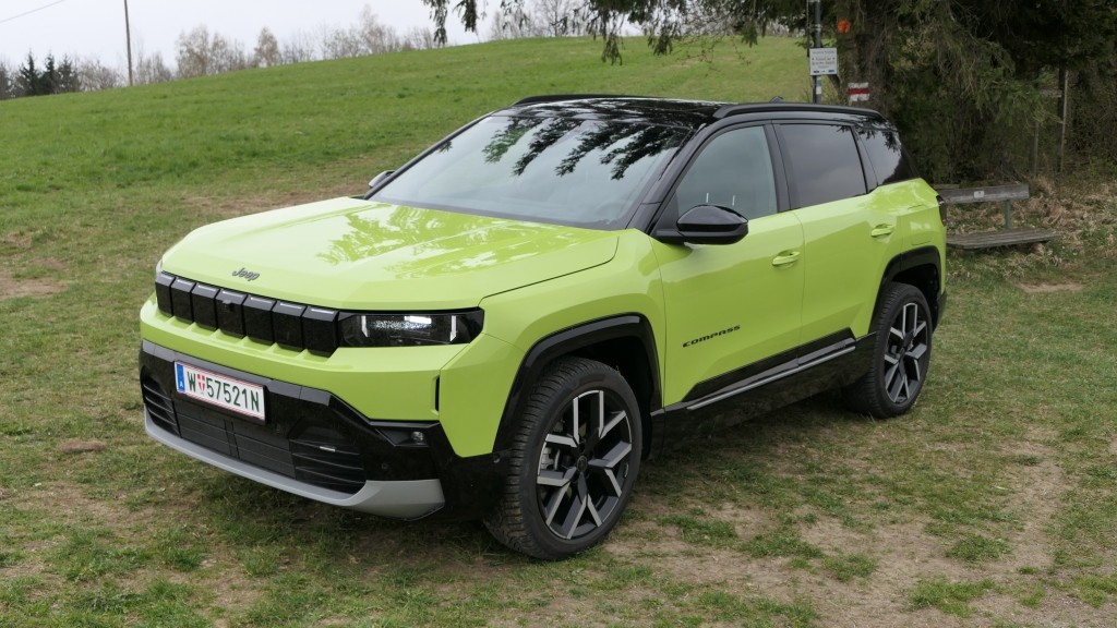Jeep Compass Elektro Frontansicht in Fahrt (Foto: Thomas Resch)