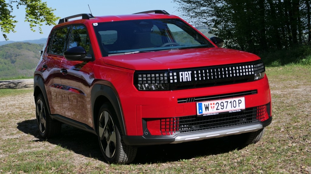 Roter Fiat Grande Panda Hybrid La Prima im Guten Tag Österreich Autotest (Foto: Thomas Resch)