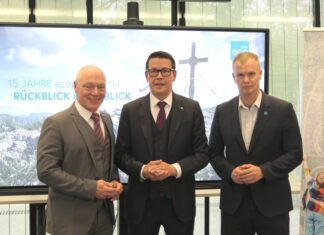 Die ecoplus Alpin GmbH feiert 15 Jahre alpine Stärke (v.l.n.r.): ecoplus Geschäftsführer Helmut Miernicki, ecoplus Aufsichtsratsvorsitzender Kurt Hackl und ecoplus Alpin Geschäftsführer Markus Redl freuen sich über 15 erfolgreiche Jahre ecoplus Alpin GmbH (Foto: Thomas Resch)