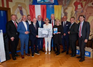 Wieselburg: 50 Jahre Stadterhebung gefeiert (v.l.n.r.): Pfarrer David Zezula, Pfarrer Mario Kietzer, Landtagsabgeordneter Alexander Schnabel, Bürgermeister a.D. Günther Leichtfried, LH-Stellvertreter Stephan Pernkopf, Landeshauptfrau Johanna Mikl-Leitner, Bürgermeister Josef Leitner, Vizebürgermeisterin Sabine Rottenschlager, Nationalrat Alois Schroll, Landtagsabgeordneter Anton Erber und Bezirkshauptmann Johann Seper beim Festakt anlässlich 50 Jahre Stadterhebung Wieselburg (Foto: NLK Pfeiffer)