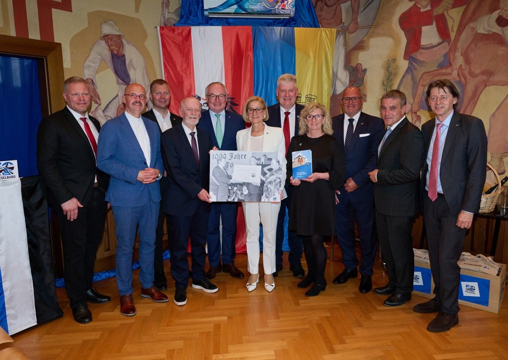 (v.l.n.r.): Pfarrer David Zezula, Pfarrer Mario Kietzer, Landtagsabgeordneter Alexander Schnabel, Bürgermeister a.D. Günther Leichtfried, LH-Stellvertreter Stephan Pernkopf, Landeshauptfrau Johanna Mikl-Leitner, Bürgermeister Josef Leitner, Vizebürgermeisterin Sabine Rottenschlager, Nationalrat Alois Schroll, Landtagsabgeordneter Anton Erber und Bezirkshauptmann Johann Seper beim Festakt anlässlich 50 Jahre Stadterhebung Wieselburg (Foto: NLK Pfeiffer)