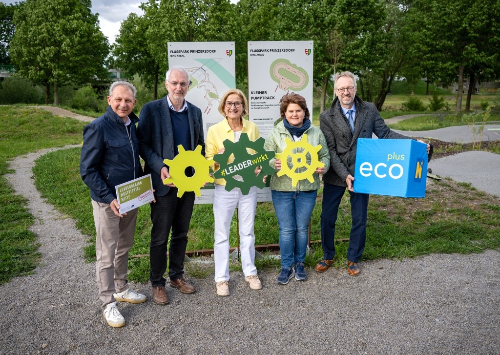 (v.l.n.r.): Manfred Roitner, Obmann LEADER-Region Mostviertel-Mitte, Bürgermeister Rudolf Schütz, Landeshauptfrau Johanna Mikl-Leitner, Geschäftsführende Gemeinderätin Gabriele Bamberger und ecoplus Prokurist Martin Fassl (Foto: NLK Pfeffer)