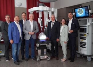 OP-Roboter live erleben: NÖ Landesausstellung 2026 im Landesklinikum Mauer macht es möglich (v.l.n.r.): Stellvertretender Pflegedirektor und Qualitätsmanager Johann Schoder, Ärztlicher Direktor Prim. Dr. Christian Korbel, Geschäftsführer Gesundheit Mostviertel GmbH Mag. (FH) Martin Kaiser, Vorstand NÖ LGA Mag. Gerhard Dafert, Landesrat Anton Kasser, Kaufmännische Direktorin Regina Bauer MBA und Vorstand NÖ LGA Mag. Dr. Bernhard Kadlec