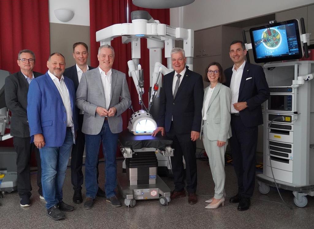 (v.l.n.r.): Stellvertretender Pflegedirektor und Qualitätsmanager Johann Schoder, Ärztlicher Direktor Prim. Dr. Christian Korbel, Geschäftsführer Gesundheit Mostviertel GmbH Mag. (FH) Martin Kaiser, Vorstand NÖ LGA Mag. Gerhard Dafert, Landesrat Anton Kasser, Kaufmännische Direktorin Regina Bauer MBA und Vorstand NÖ LGA Mag. Dr. Bernhard Kadlec