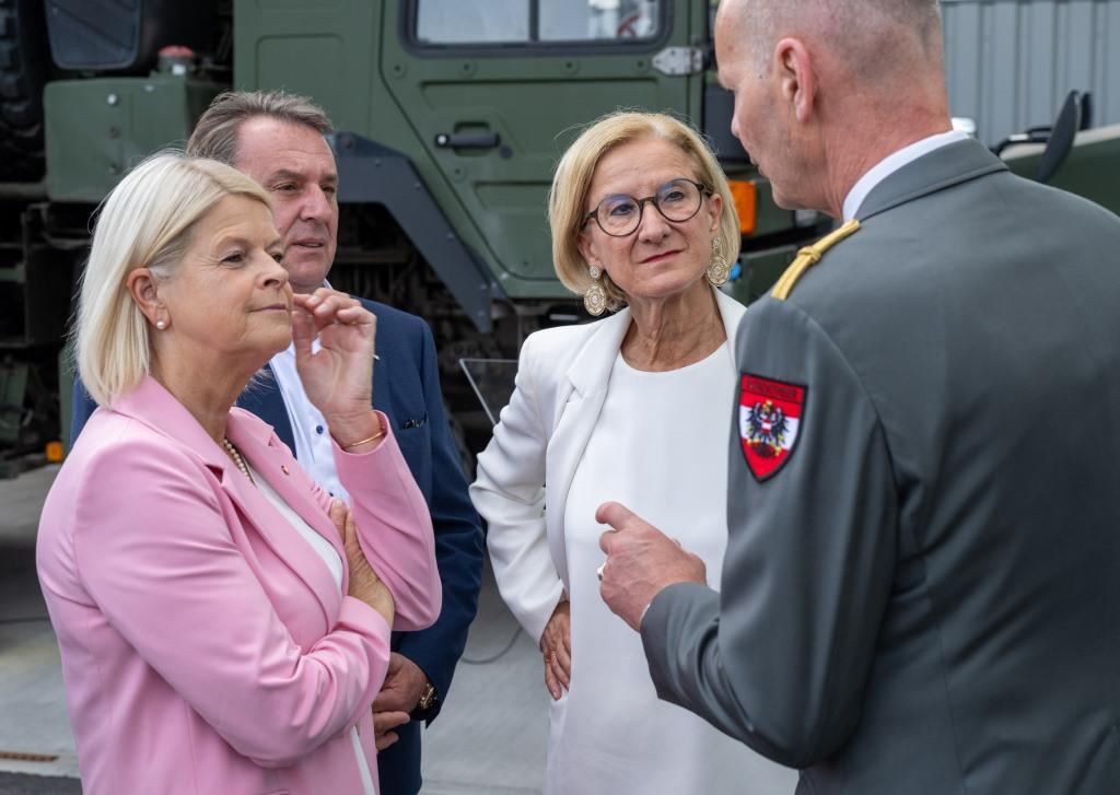 (v.l.n.r.): Verteidigungsministerin Klaudia Tanner, Wirtschaftskammer NÖ-Präsident Wolfgang Ecker, Landeshauptfrau Johanna Mikl-Leitner und Rüstungsdirektor Harald Vodosek im Gespräch