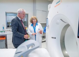 Die nächste Generation der Computertomographie im UK St. Pölten Innovative Technologie im Universitätsklinikum St. Pölten ermöglicht Untersuchungen mit bislang unerreichter Bildqualität: Prim. Univ.-Prof. Dr. Gertraud Heinz, MBA mit Landesrat Anton Kasser